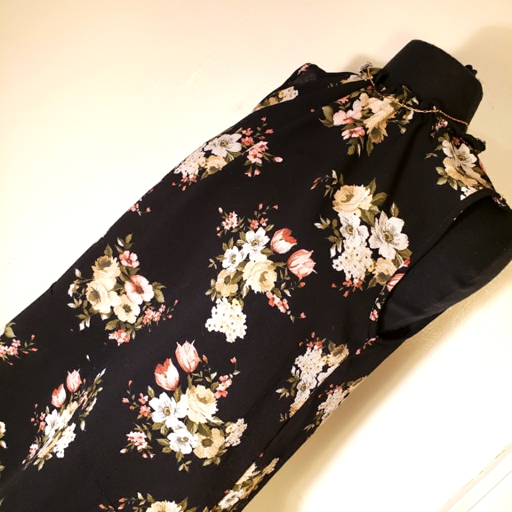 Sleeveless flowered tapered top. Sm